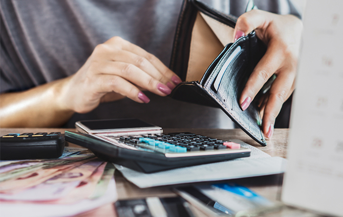 Image of a purse and a calculator