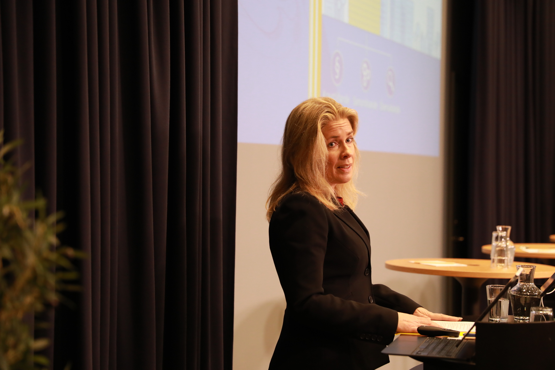 Aino Bunge presenting
