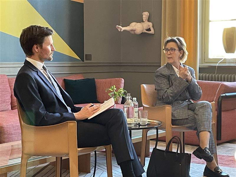 Maria Luís Albuquerque speaking with moderator Jan Starmans during a Swedish House of Finance event.