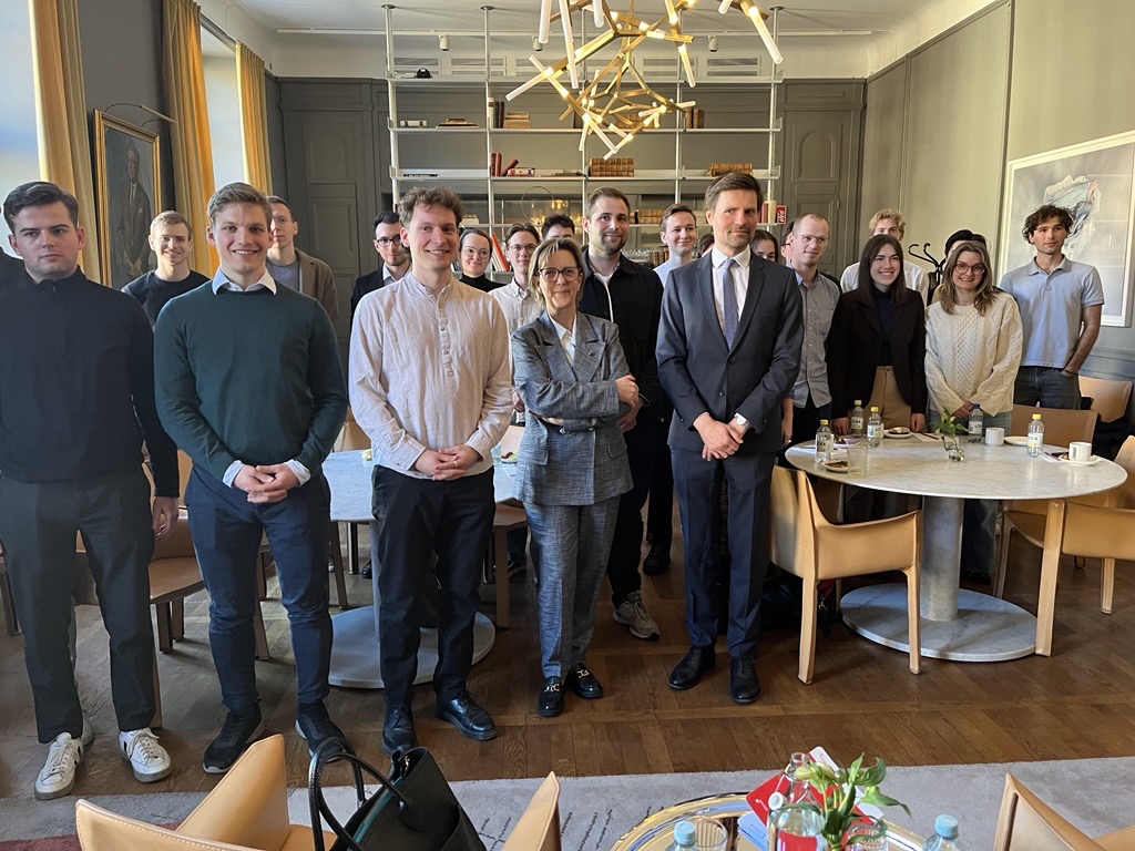 Group photo of Maria Luís Albuquerque with students and event participants at the Swedish House of Finance.
