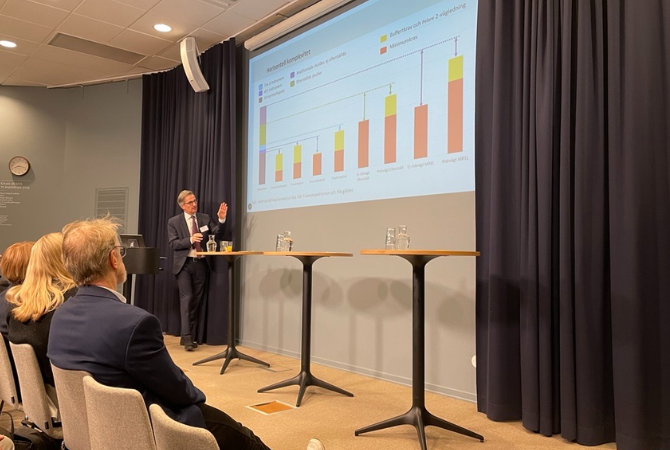 Erik Thedéen presenting on stage during the SNS/SHoF event